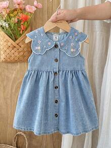 SHEIN Vintaside Kids 女婴夏季时尚大领真牛仔刺绣连衣裙，适合露营和居家穿着，非常适合夏季设计，既实用又时尚，适合户外或居家休闲时光。 - 藍色 - 查看 4
