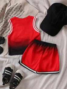 SHEIN Genkimix Kids 2件組 幼童男童紅色夏季街頭生活休閒圖案街頭時尚，海灘運動時尚字母印花漸層無袖背心與短褲套裝，寬鬆版型 - 紅色 - 查看 3