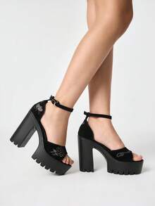 ROMWE Goth Sandalias de tacón alto con punta abierta y estilo punk gótico con bordado floral, ajuste elástico, decoración de hebilla de tobillo de metal, plataforma gruesa impermeable, tacón ancho, zapatos de mujer para fiesta de primavera/verano, club nocturno y festival. - Negro - Ver 3