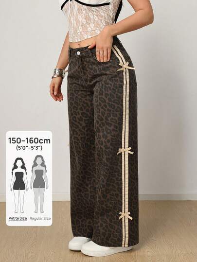 SHEIN PETITE Pantalones vaqueros de pierna ancha con detalle de lazo y estampado de leopardo para mujer, conjunto de ropa casual de verano. Pantalones vaqueros de cintura baja, pierna ancha, con bloqueo de color, rayas y decoración de lazo para mujer, ropa casual. Jeans de lavado oscuro, estilo vintage, streetwear, para fiesta de Año Nuevo