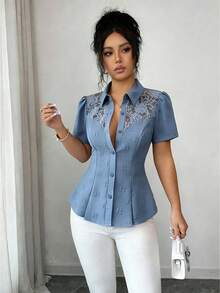 SHEIN Elenzya Áo sơ mi nữ màu xanh dương họa tiết cỏ bốn lá, cổ áo bằng vải dệt, cài một hàng khuy, tay áo ren rỗng hình cánh hoa, eo thon gọn, kiểu dáng thanh lịch công sở thường ngày. - Màu xanh lam - Xem 7