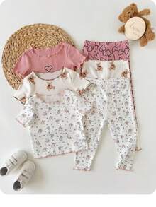 Conjunto de pijama de 3 piezas con parte superior de manga corta con estampado de oso de peluche y corazón floral, y pantalones con borde de lechuga para bebé niña - Rosa - Ver 9
