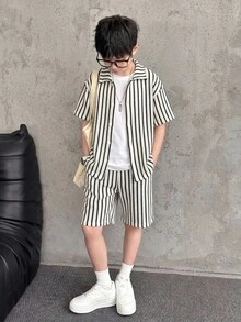 SHEIN Set de 2 piezas para niños preadolescentes que incluye una camisa con estampado de árbol de coco tejido y pantalones cortos de cintura elástica de unicolor - Verde - Ver 4