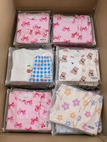 SHEIN 【随机4套，送1套】惊喜礼盒！！！！30%概率获得2套！！1件女童短袖睡衣套装，夏季薄针织面料，爱心、花朵、蝴蝶结、小熊印花，舒适修身圆领T恤和短裤睡衣套装 - 藍色 - 查看 3