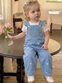 SHEIN Vintaside Kids 女婴柔软纯棉休闲牛仔背带裤，时尚百搭，舒适日常穿着，可爱简约设计，荷叶边肩带和刺绣蝴蝶结装饰，无弹力，浅蓝色水洗牛仔背带裤，适合日常穿着、居家、外出、派对等场合，新品上市 - 淺色水洗藍 - 查看 6