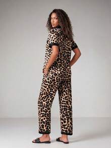 SHEIN Conjunto de pijama reversible de bloque de color con estampado de leopardo, cuello corto y pantalones - Multicolor - Ver 2