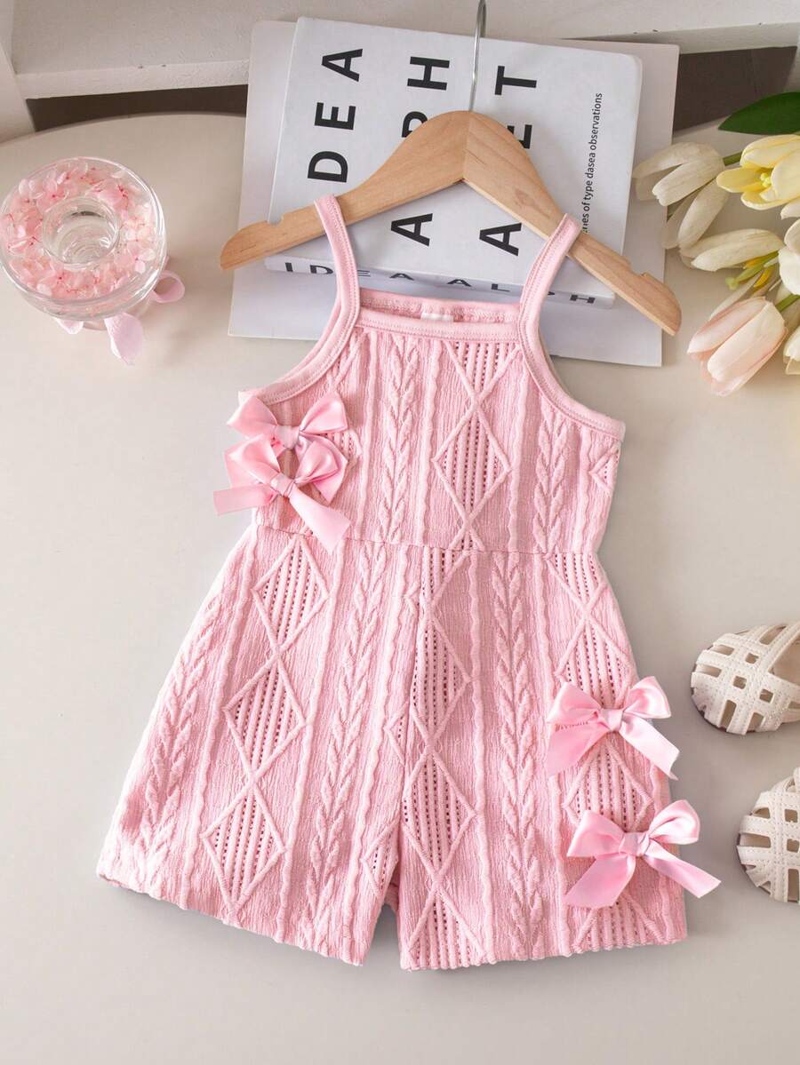 SHEIN Playful Pals 女婴休闲无袖弹力腰短款连体衣,纯色纹理面料,饰有3D蝴蝶结,夏季粉色 - 粉色 - 查看 1
