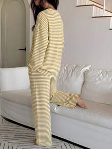 DAZY Conjunto de pijama holgado de 2 piezas con estampado de manzana y rayas para mujer - Amarillo - View 2