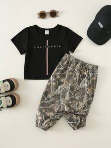 SHEIN 2 peças/Conjunto Roupa de Verão Estilo Urbano Fofo para Menino Bebê, Camiseta de Manga Curta Preta & Calça de Cintura Elástica Verde, Conjunto de Calça Cargo Camuflada, Conjunto de Camiseta, Conjunto de Roupa Infantil - Multicolorido - Visão 2
