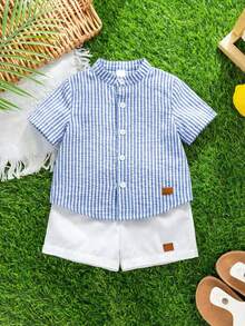 SHEIN Bộ 2 món cho bé trai: áo sơ mi ngắn tay cổ bẻ kẻ sọc và quần short trắng, thoải mái và đa năng, phù hợp mặc trong nhà, ngoài trời, hàng ngày, thể thao, vui chơi, dự tiệc, chụp ảnh, kỳ nghỉ, thích hợp cho mùa xuân/hè. - Nhiều màu - Xem 7