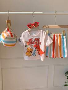 SHEIN Bộ 3 món cho bé trai bé gái mùa hè, áo thun ngắn tay họa tiết hoạt hình dễ thương thoải mái vui nhộn, quần short, mũ kẻ sọc, bộ đồ mùa hè, bộ kẻ sọc, bộ đồ đi du lịch, bộ đồ đi du lịch - Nhiều màu - Xem 5