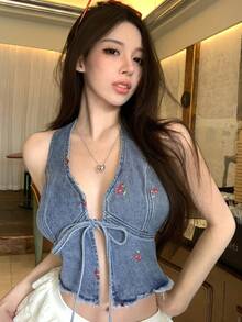 Joudiya Cárdigan/chaleco corto de mezclilla azul lavada con estilo casual de vacaciones, con bordado floral y lazo para mujer, para primavera/verano - Azul lavado medio - Ver 5