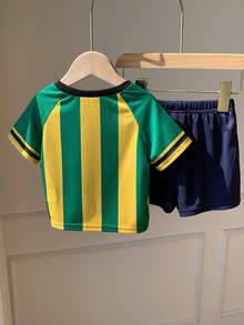 SHEIN 2件套男女宝宝休闲时尚短袖T恤短裤套装，婴儿运动衫，街头服饰，巴西队球衣，春夏款 - 綠色 - 查看 2