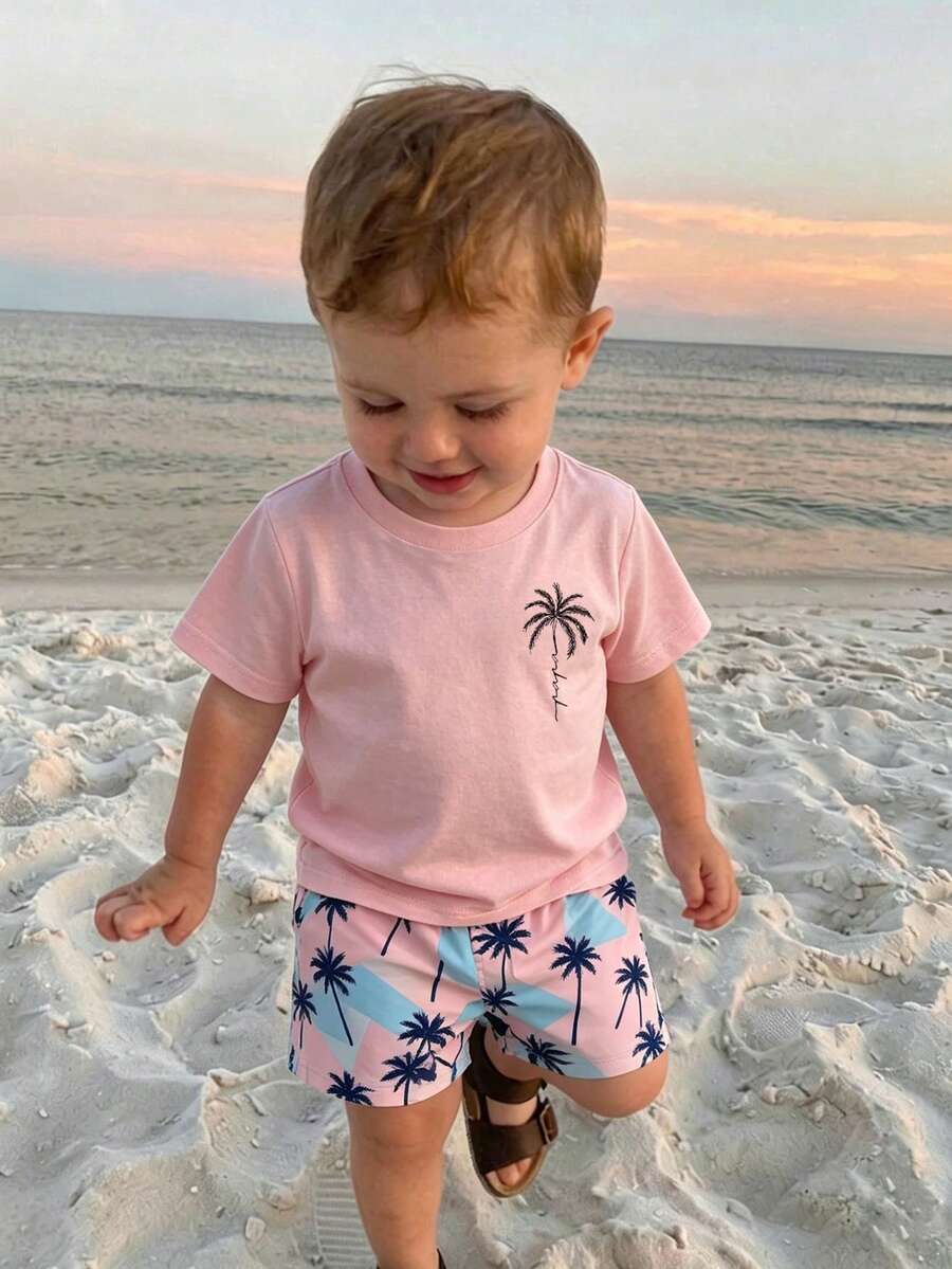 SHEIN Playful Pals 一套幼儿男童两件套休闲度假套装,包括一件印有经典椰子树和字母图案的针织圆领T恤和一条配套印花短裤,适合春夏季节、休闲、户外、上学和度假穿着。 - 彩色 - 查看 1