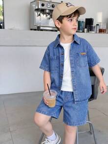 SHEIN Explorewe Bộ 3 trang phục mùa hè phong cách Mỹ cổ điển cho bé trai: Áo sơ mi denim thiết kế rộng rãi + Áo phông trắng + Quần short denim thường ngày - Màu xanh lam - Xem 1