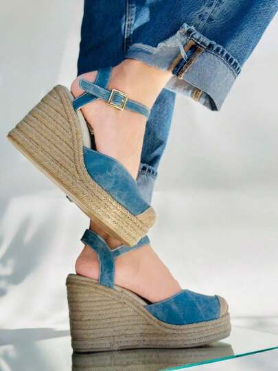 Sandalias tipo alpargata plataforma para mujer, diseño ligero y transpirables, fabricadas en lona con forro textil y plataforma forrada con yute natural, sistema de ajuste con correa y hebilla metálica para sujeción personalizada, plantilla ergonómica acolchada, suela de goma antideslizante con amortiguación eficiente, estilo casual minimalista ideal para diario, verano, vacaciones, caminatas o reuniones, versatilidad real y facilidad de combinación con prendas informales