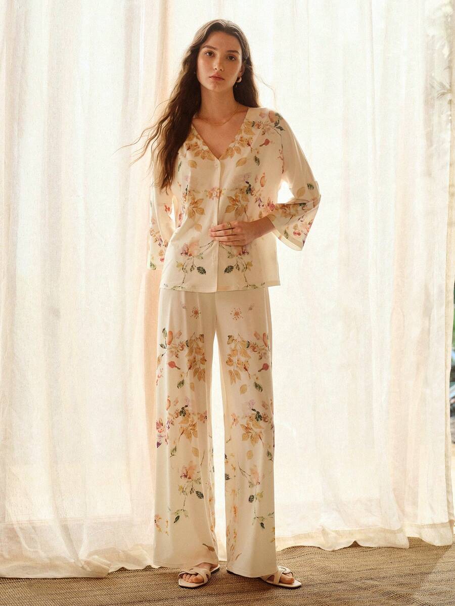 MOTF PREMIUM Bộ đồ ngủ nữ in hoa, áo cài cúc và quần. - Màu be - Xem 1