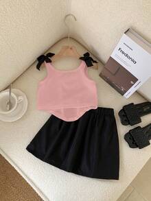 SHEIN Bộ 2 món cho bé gái 0-3 tuổi, kiểu dáng thời trang đường phố, áo hai dây viền cong và chân váy xếp ly, màu đen trắng. - Nhiều màu - Xem 2