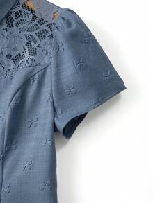 SHEIN Elenzya Áo sơ mi nữ màu xanh dương họa tiết cỏ bốn lá, cổ áo bằng vải dệt, cài một hàng khuy, tay áo ren rỗng hình cánh hoa, eo thon gọn, kiểu dáng thanh lịch công sở thường ngày. - Màu xanh lam - Xem 5