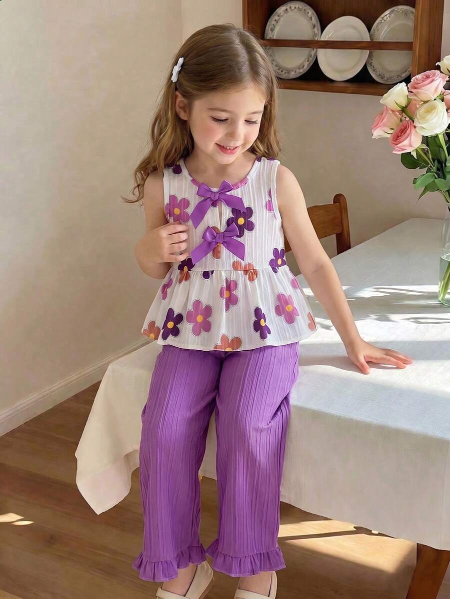 SHEIN Elladie kids 两件套女童碎花蝴蝶结无袖套装,白色碎花无袖露脐上衣搭配紫色阔腿裤,缎面蝴蝶结装饰,活力甜美女孩风格,适合日常外出、游乐园、家庭聚会等场合,是幼儿夏季吸睛穿搭。 - 紫色 - 查看 1