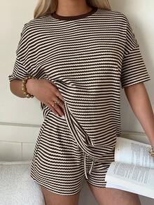 Conjunto casual de camiseta de manga corta con cuello redondo y estampado de rayas marrones, y pantalones cortos - Marrón - Ver 6