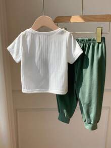 SHEIN 2件套男女宝宝休闲可爱小熊刺绣图案短袖T恤和裤子套装，男宝宝套装，男宝宝夏季服装 - 綠色 - 查看 2