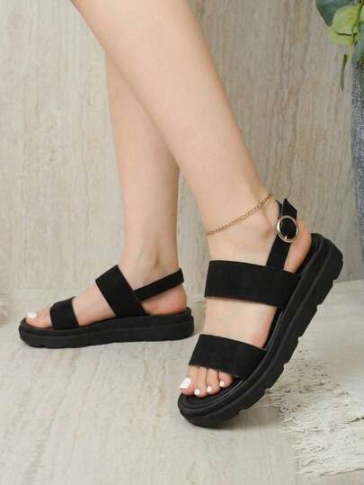 Sandalia plana hebillas, sandalia flat buckle, sandalia hebilla, sandalia piel, sandalia veraniega, sandalia minimalista, sandalia boho, sandalia urbana, sandalia casual chic, sandalia suela dentada, sandalia, sandalia de goma.