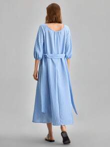 Ontre 2026 Sommer Neu Blaues gestreiftes Kleid mit Taillenbindung und Puffärmeln, vielseitiges Pendelkleid mit erhöhter Kapazität, geeignet für den Stadtverkehr im Frühling, Urlaub, Strand, Musikfestival, Frühlings-/Sommer-lässig-Wear, minimalistische Mode - Blau - Übersicht 4