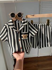 SHEIN 两件套男婴可爱夏季休闲条纹针织polo衫和松紧腰短裤套装，适合生日派对、锐舞派对、晚宴、演出、婚礼、迎婴派对、洗礼、一周岁生日庆祝、婚礼宾客、迎婴派对洗礼服装 - 黑與白 - 查看 3