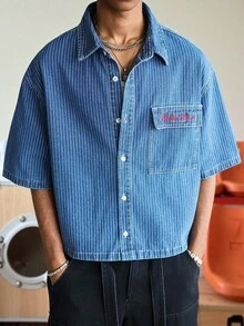 STEELVANCE Camisa de manga corta de mezclilla azul con rayas y bordado, estilo casual urbano para hombres - Azul lavado medio - Ver 1