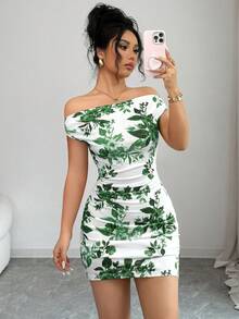 Nuevo vestido mini sexy con hombros descubiertos y fruncido para citas y vacaciones. Vestido mini elegante con estampado floral y hombros descubiertos para playa y vacaciones. Vestido mini ajustado con estampado floral de moda. - Verde - Ver 7