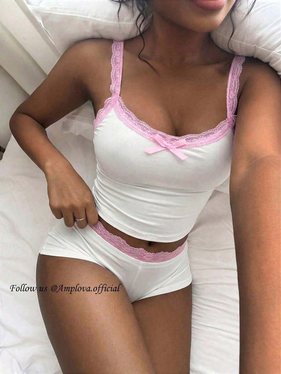 Amplova Set de camiseta de tirantes y shorts mini con parches de encaje y decoración de moño en colores contrastantes - Blanco - Ver 1