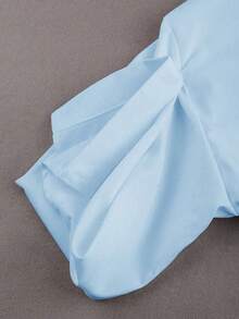 GlowEve Blusa elegante de manga larga con hombros descubiertos, decorada con botones y cadena de unicolor - Azul - Ver 4