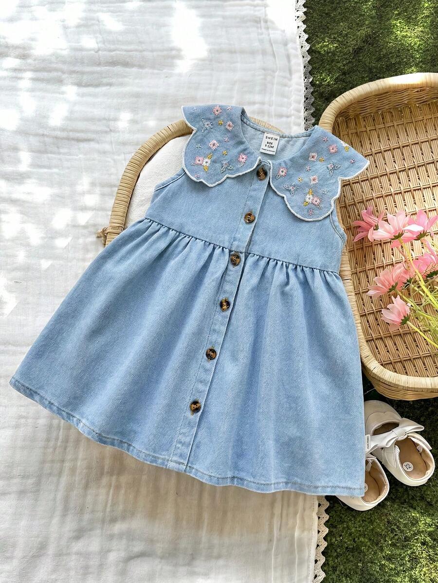 SHEIN Vintaside Kids 女婴夏季时尚大领真牛仔刺绣连衣裙,适合露营和居家穿着,非常适合夏季设计,既实用又时尚,适合户外或居家休闲时光。 - 藍色 - 查看 1