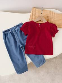 SHEIN Playful Pals 女嬰白色與紅色夏季可愛度假韓風大蝴蝶結提花上衣 & 時尚水洗牛仔長褲套裝休閒出遊T恤 & 長褲 - 紅色 - 查看 2