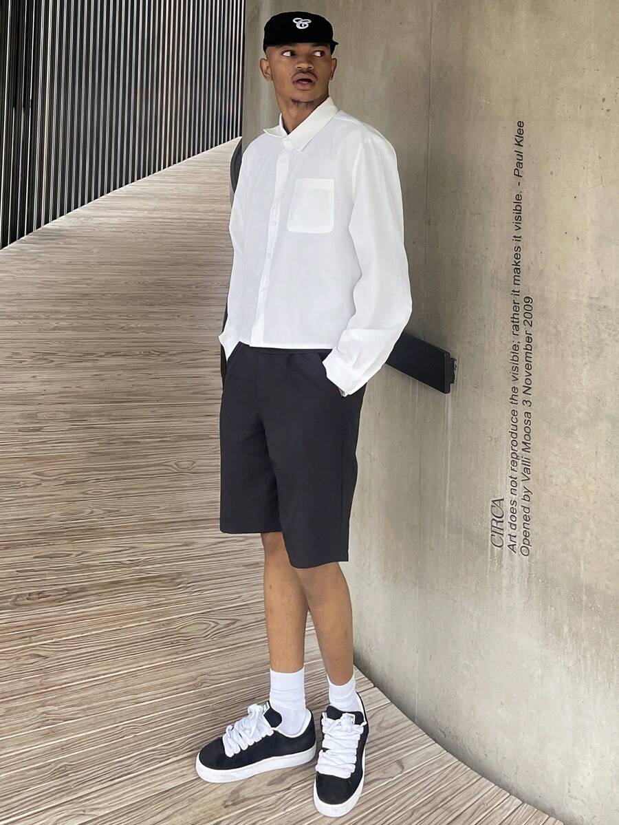 Ngobest Haus Ngobest Haus Jeune style de rue pour hommes, chemise à manches courtes polyvalente de couleur unie, convenant pour le streetwear, les tenues décontractées du quotidien, les sorties du week-end, les festivals de musique, les rassemblements sociaux et plus encore. Cette chemise est une pièce polyvalente essentielle dans la garde-robe d'un homme, en faisant un excellent cadeau pour les petits amis ou les maris. - Blanc - Voir 1