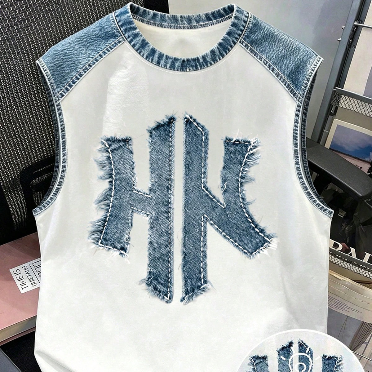 Top sin mangas con ribete de mezclilla blanca para hombre, camiseta de tirantes con estampado de letras deshilachadas, estilo casual de verano para ca