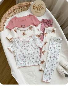Conjunto de pijama de 3 piezas con parte superior de manga corta con estampado de oso de peluche y corazón floral, y pantalones con borde de lechuga para bebé niña - Rosa - Ver 4