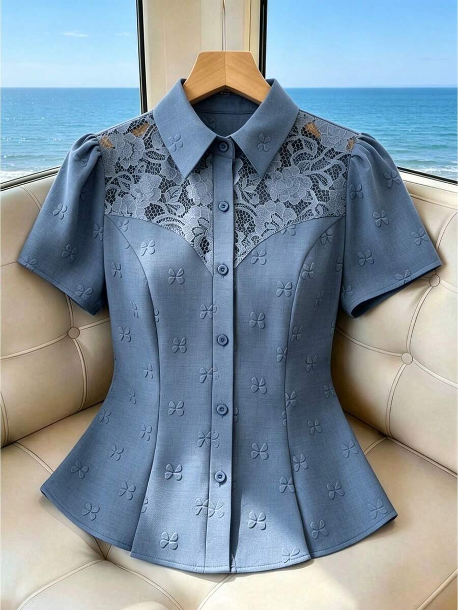 SHEIN Elenzya Áo sơ mi nữ màu xanh dương họa tiết cỏ bốn lá, cổ áo bằng vải dệt, cài một hàng khuy, tay áo ren rỗng hình cánh hoa, eo thon gọn, kiểu dáng thanh lịch công sở thường ngày. - Màu xanh lam - Xem 1