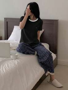 DAZY 2件套女士碎花撞色拼接短袖T恤和直筒长睡裤夏季睡衣套装 - 黑色 - 查看 5