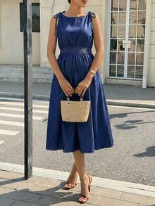 SHEIN 夏季孕妇休闲无袖牛仔连衣裙，适合夏季嘉年华、通勤、度假、毕业典礼等场合，兼具Y2K风格、可爱街头风、俏皮派对、婚礼、商务休闲、海滩、毕业典礼等多种风格。这款牛仔方领中长连衣裙配有可调节系带肩带和褶皱腰身，是一款休闲夏季A字连衣裙。 - 藍色 - 查看 4