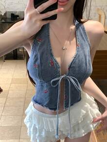 Joudiya Cárdigan/chaleco corto de mezclilla azul lavada con estilo casual de vacaciones, con bordado floral y lazo para mujer, para primavera/verano - Azul lavado medio - Ver 4