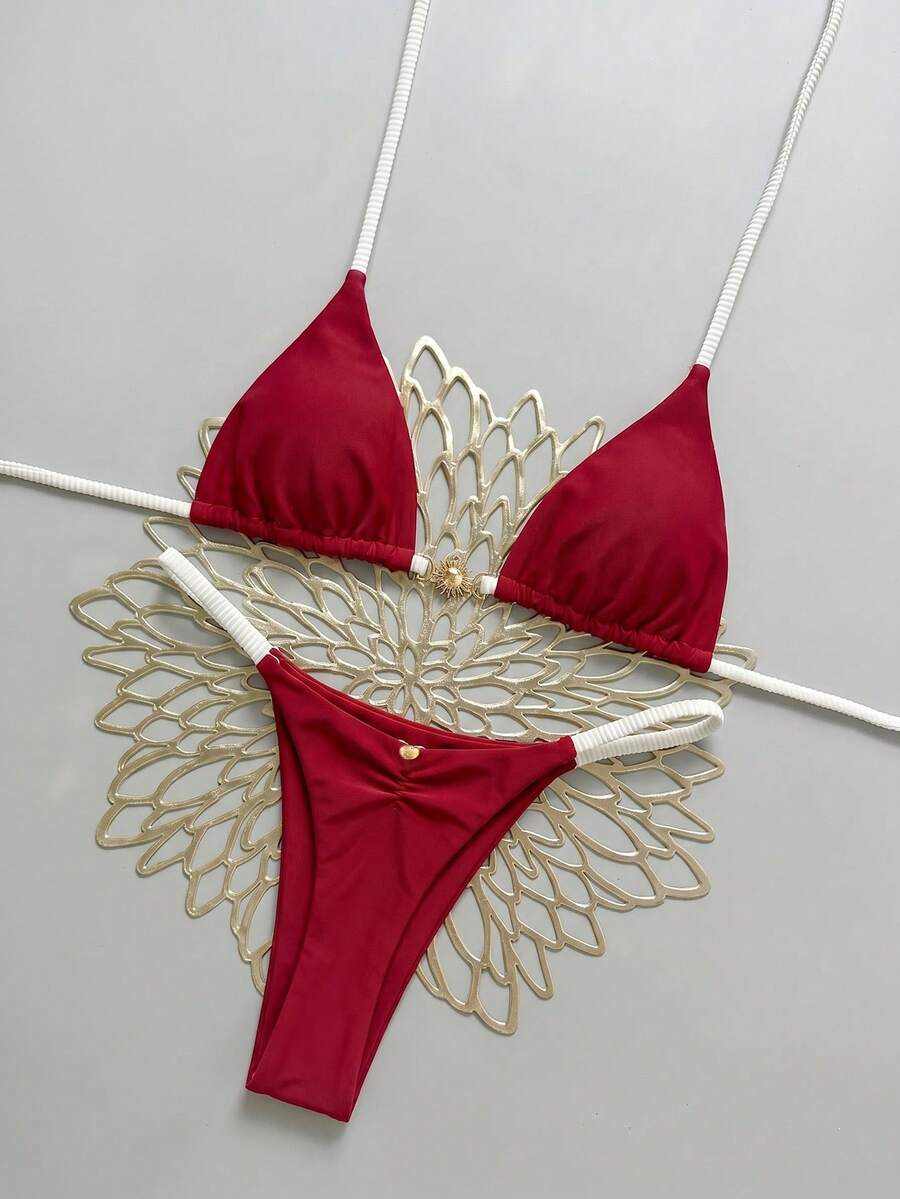 Swim Mod Bikini de dos piezas con cuello en V, espalda descubierta y decoración metálica en unicolor en forma de triángulo, tanga sexy para mujer, primavera/verano - Rojo - Ver 1