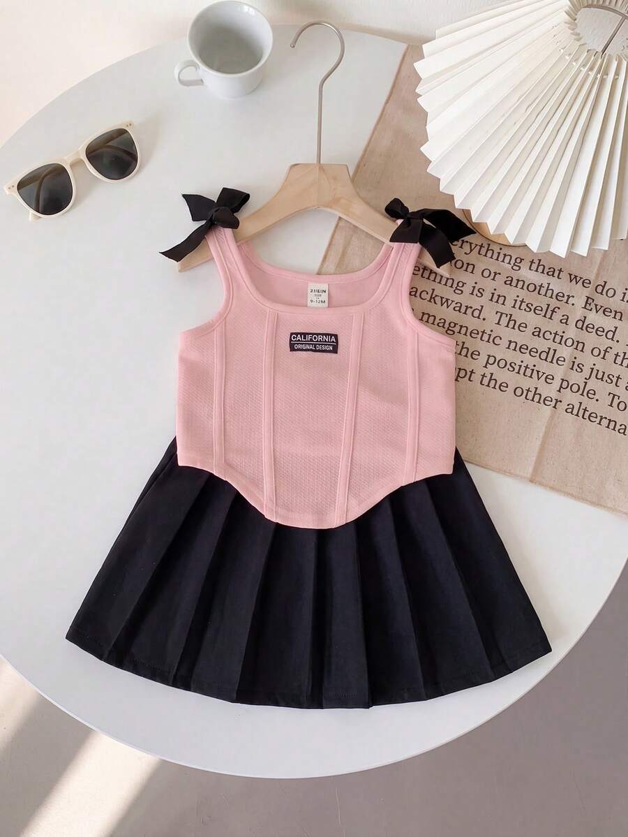 SHEIN Bộ 2 món cho bé gái 0-3 tuổi, kiểu dáng thời trang đường phố, áo hai dây viền cong và chân váy xếp ly, màu đen trắng. - Nhiều màu - Xem 1