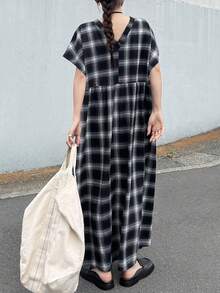 FRIFUL 女士格子V领短袖单排扣宽松休闲长连衣裙，适合夏季度假穿着。 - 黑與白 - 查看 3