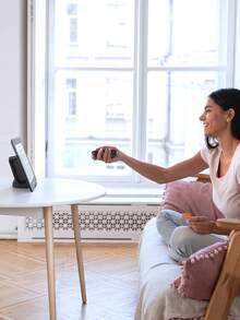 Teckwe Selfie Remote Control Parameters: 2.4G Transmission Distance >10 Meters Operating Voltage 3.1-4.2V Maximum Charging Current 200MA Charging Time 1-2 H - Black - View 2