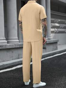 Manfinity CasualCool 2件組男士休閒純色紋理短袖襯衫與抽繩腰鬆直筒長褲套裝，兩件式穿搭，舒適正式服飾 - 卡其色 - 查看 2