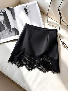 SHEIN Franclia Váy ngắn nữ mùa xuân/hè mới, chất liệu satin đen bóng, thắt eo bất đối xứng, viền ren, thanh lịch, thích hợp mặc đi làm hàng ngày, dự tiệc, lễ hội, công sở. - màu đen - Xem 1