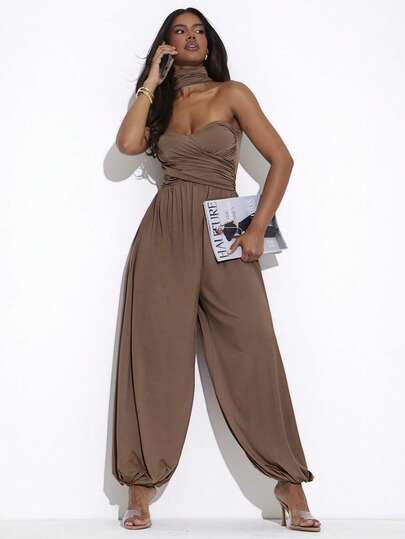 Hauture Bộ jumpsuit ống rộng nữ kiểu dáng Old Money, phối chi tiết vòng cổ choker phía trước và ống quần lửng phồng.