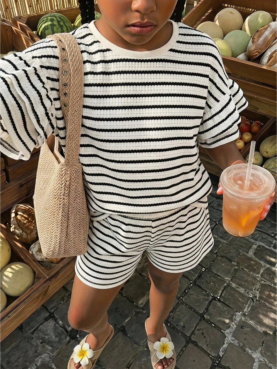 SHEIN 2件套 少女时尚休闲夏季圆领短袖针织纹理条纹荷叶袖T恤和条纹短裤 - 黑與白 - 查看 1